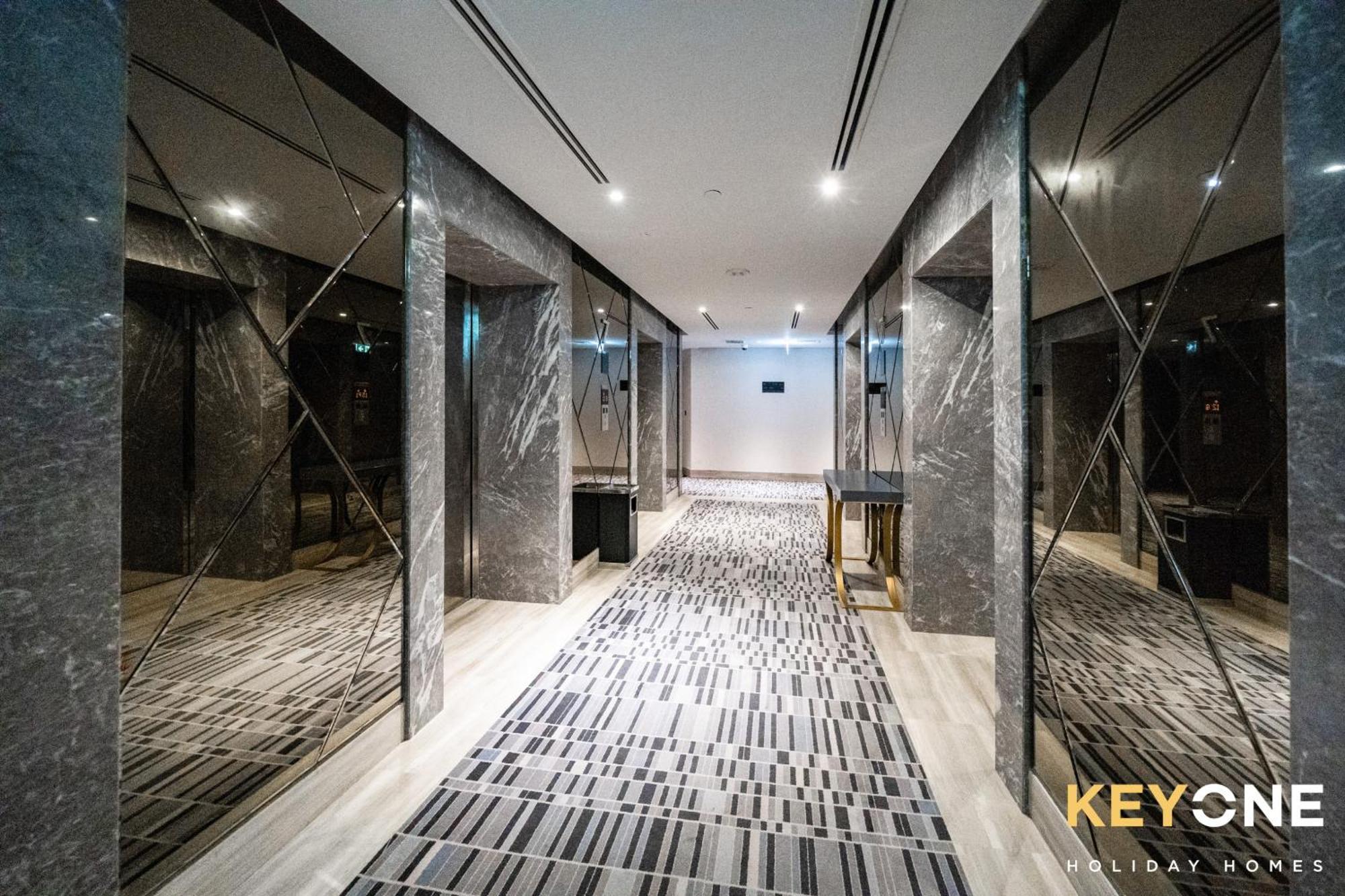 Sleek Studio In Prive With Stunning Canal View ดูไบ ภายนอก รูปภาพ
