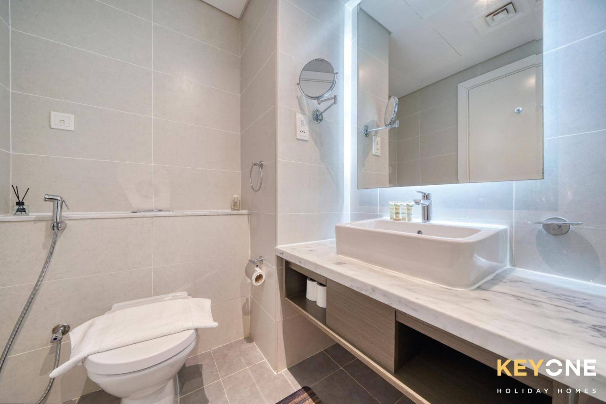 Sleek Studio In Prive With Stunning Canal View ดูไบ ภายนอก รูปภาพ